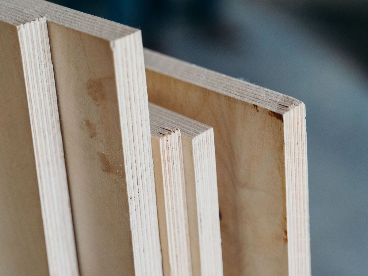 Plywood boards leaning on edge, showing even, continuous plies through the section